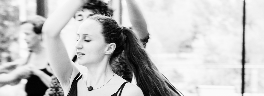 Ein junges Paar tanzt sie ist im Vordegrund und dreht sich gerade, Bild ist schwarz weiß.