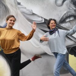 Lucia und Claudia tanzen Solo Tango vor einem coolen Wandgrafiti