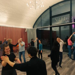 Viele Paare tanzen Zouk in Lillis Ballroom