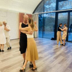 drei Tanzpaare tanzen tango in Lillis Ballroom Studio 1