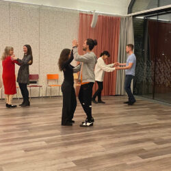 Tanzpaare tanzen vergnügt in Lillis Ballroom