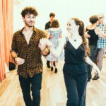 Latin Tanzpaar tanzt richtung Kamera